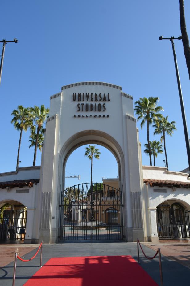 Das Tor zu den Universal Studios Hollywood mit einem roten Teppich davor.
