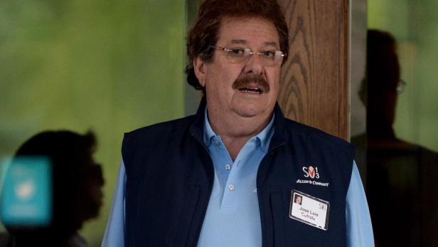 José Luis Cutrale, ein Mann mit Brille und Schnurrbart, trägt eine Weste von Allen & Company.