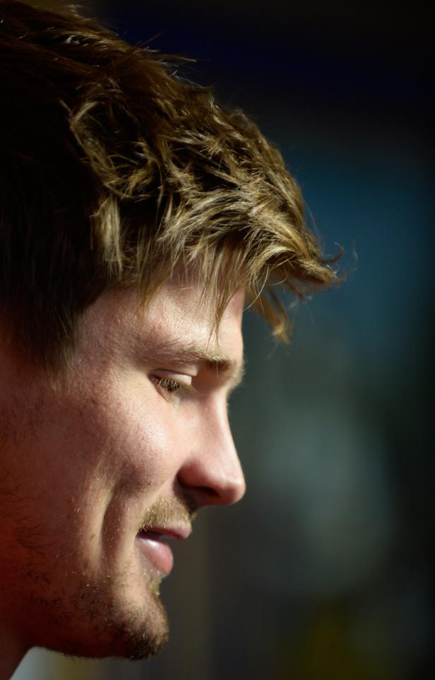 Ein Mann mit blonden Haaren und Bart im Profil.