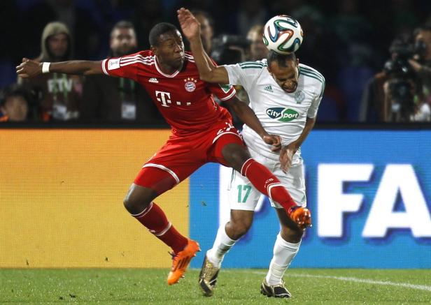 Zwei Fußballspieler kämpfen um den Ball während eines Spiels.