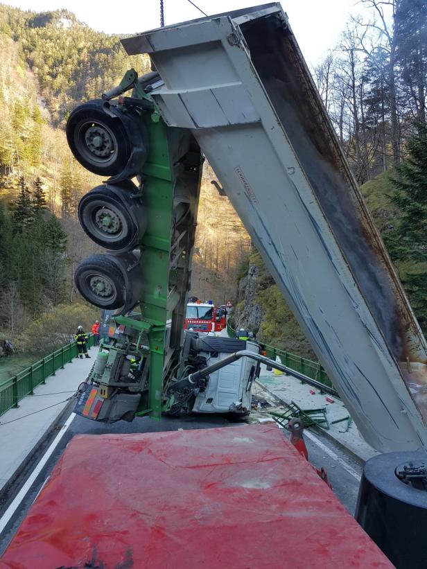 Lkw drohte von Brücke zu stürzen: Lenker rettete sich