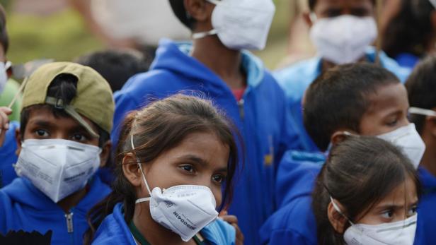 Neu Delhi: Schüler demonstrierten gegen Smog
