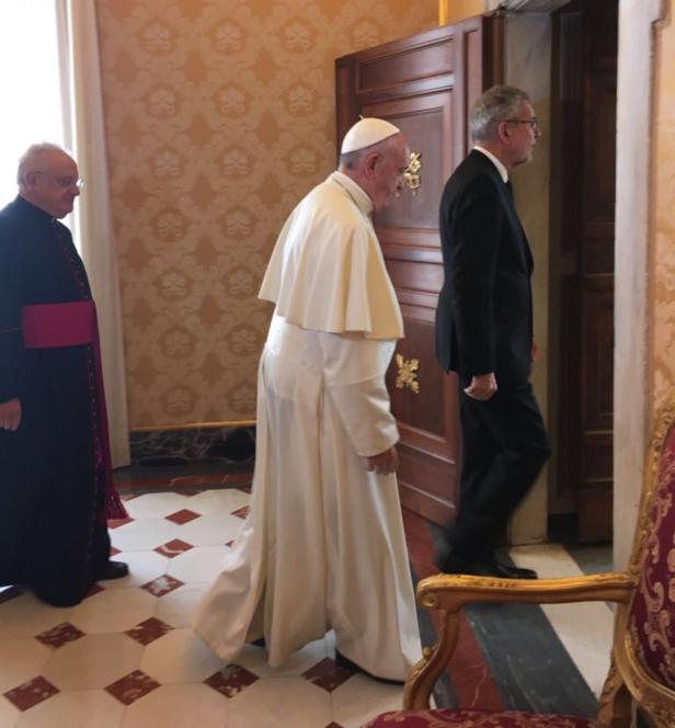 Van der Bellen bringt dem Papst Tiroler Brot
