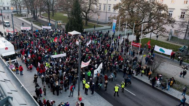 Demo in Linz gegen schwarz-blaue "Strafsteuer für Familien"