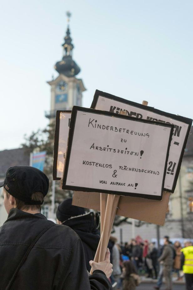 Demo in Linz gegen schwarz-blaue "Strafsteuer für Familien"