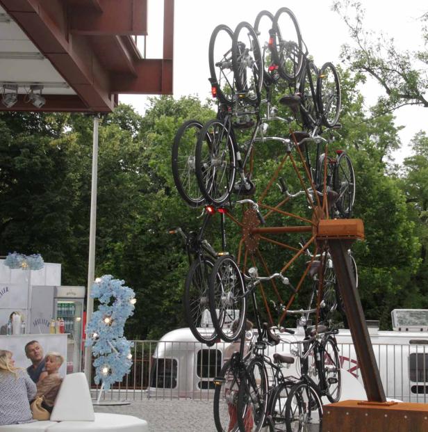 Ein Fahrrad-Riesenrad steht im Freien.