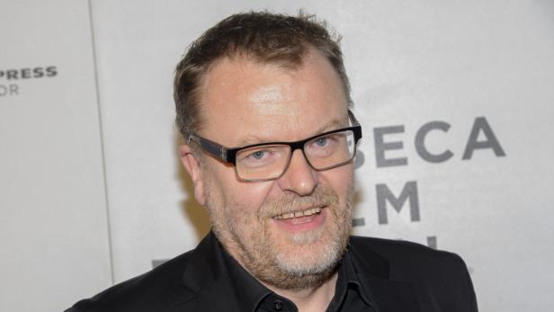 Ein Porträt von Ólafur Darri Ólafsson mit Brille vor dem Hintergrund des Tribeca Film Festivals.