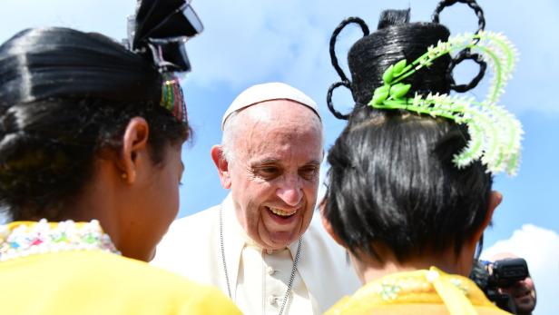 Papst traf zuerst den starken Mann Myanmars