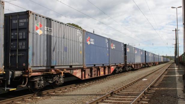 Höchste Eisenbahn für Güterverkehr: Lkw-Maut auf allen Straßen gefordert
