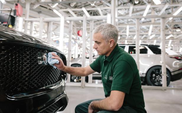 Jose Mourinho beaufsichtigt Produktion seines Jaguar F-Pace