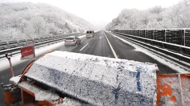 Schnee, Stau und Verkehrsunfälle: Wintereinbruch in Wien