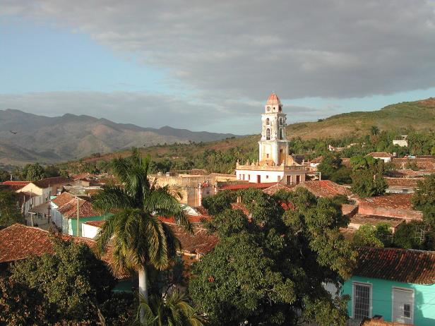 Blick über die Dächer von Trinidad, Kuba, mit dem markanten Glockenturm einer Kirche.