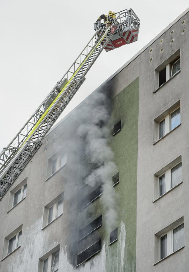 13 Verletzte bei Brand in Berliner Hochhaus