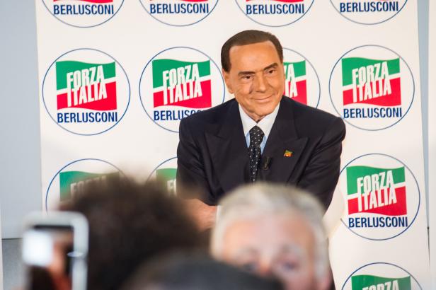 Das ist keine Wachsfigur, das ist der echte Berlusconi
