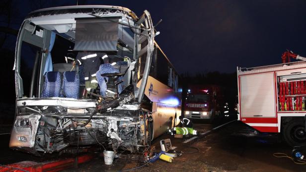Zusammenstoß Pkw gegen Reisebus: Zwei Tote