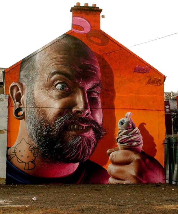 Ein Wandgemälde zeigt einen Mann mit Bart, der ein Eis mit einem Augapfel hält.