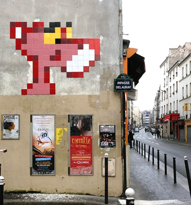 Ein Pixel-Kunstwerk des rosafarbenen Panthers an einer Straßenecke in Paris.