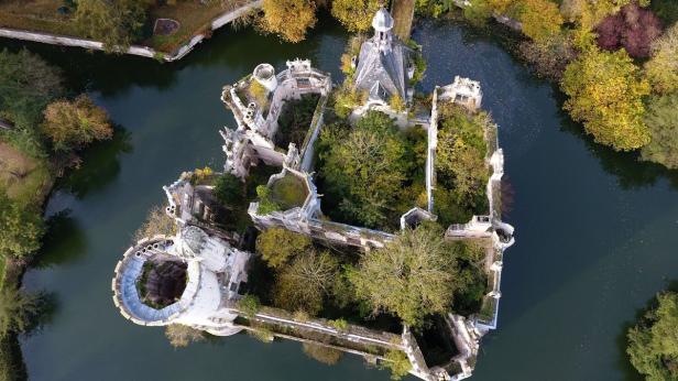 Verfallenes Wasserschloss hat 6.500 Besitzer