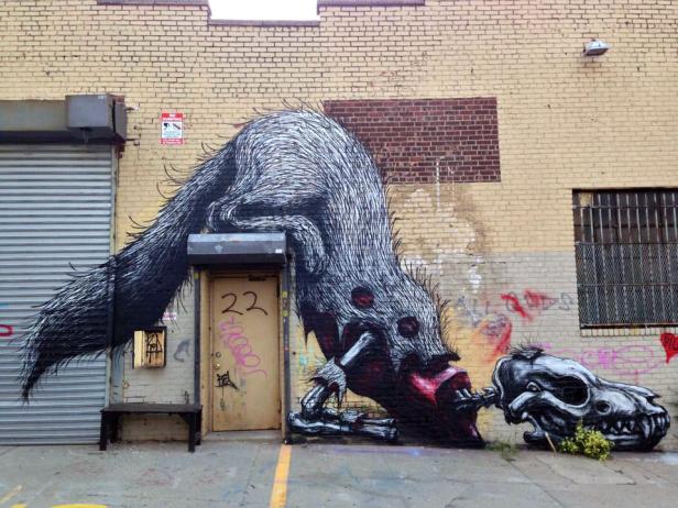 Ein Wandgemälde zeigt eine bizarre Kreatur, die einen Tierschädel frisst.