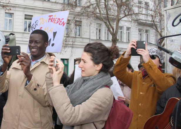 Fotos vom Flashmob auf der Wiener Friedensbrücke