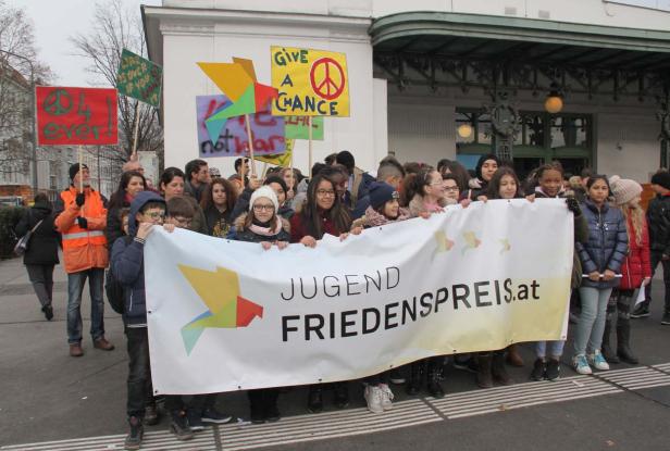 Fotos vom Flashmob auf der Wiener Friedensbrücke