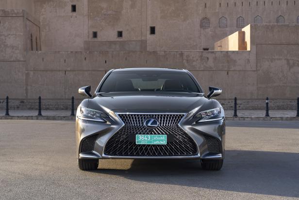 Lexus LS 500h: Luxus-Limousine trifft Origami-Katze