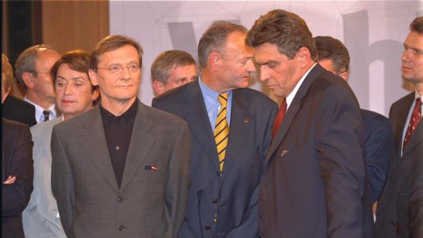 Kabinett Kurz angelobt: Van der Bellen mit freundlicher Miene
