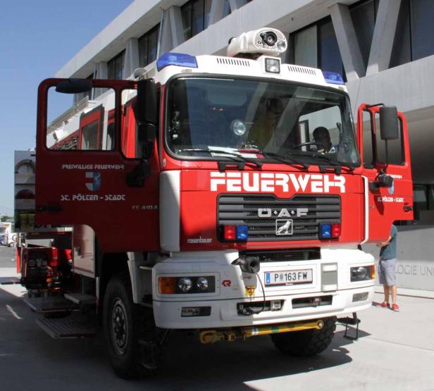 Ein rotes Feuerwehrfahrzeug der Freiwilligen Feuerwehr St. Pölten-Stadt.