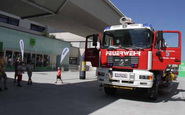 Ein rotes Feuerwehrfahrzeug steht vor einem Gebäude in St. Pölten-Stadl.