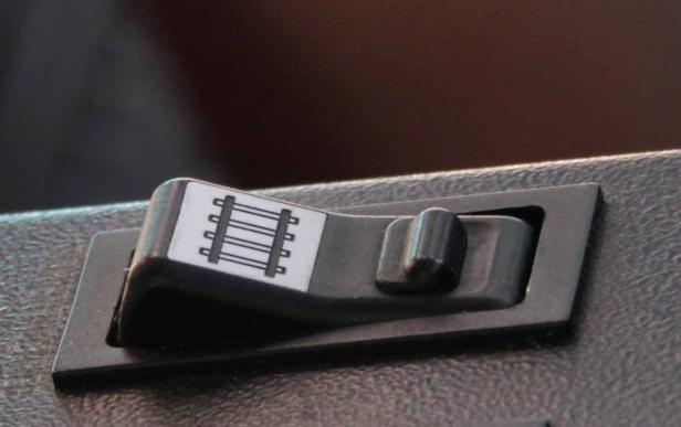 Ein Schalter mit einem Symbol, das ein Gleis darstellt.