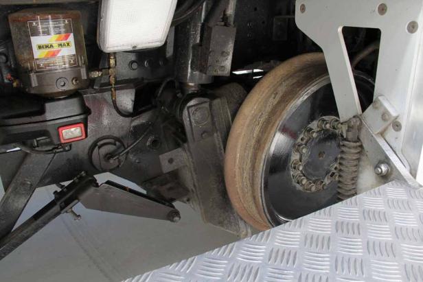 Detailaufnahme der Radaufhängung eines Schienenfahrzeugs mit Beka-Max Schmiersystem.