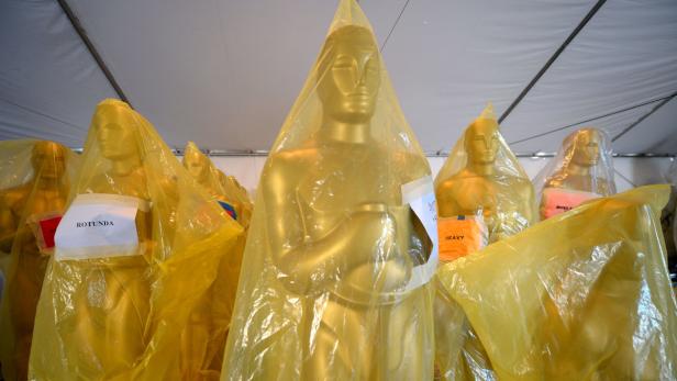 Mehrere Oscar-Statuen sind zum Schutz in gelbe Plastikfolie gehüllt.