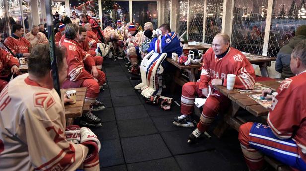 Putin spielt Eishockey auf dem Roten Platz