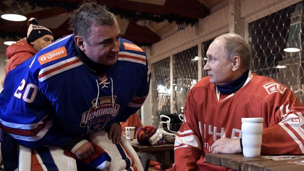 Putin spielt Eishockey auf dem Roten Platz
