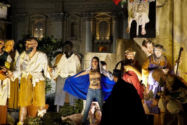 Vatikan: Aktivistin kletterte in Weihnachtskrippe