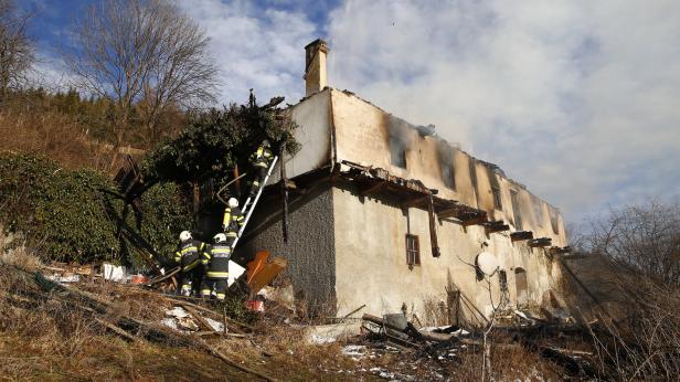 Hausbrand: Zwei Erwachsene, ein Kind tot geborgen