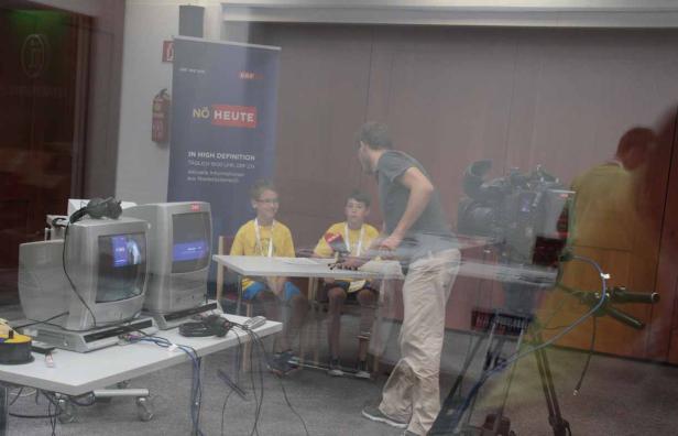 Zwei Jungen werden für „NÖ Heute“ interviewt, während ein Kameramann filmt.