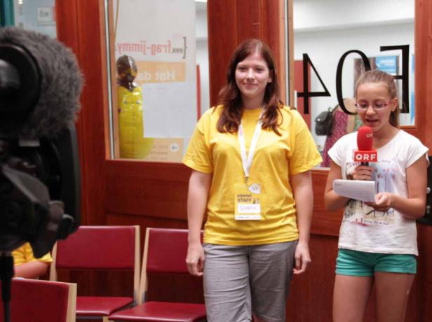 Zwei junge Frauen stehen vor einer Kamera, eine mit einem ORF-Mikrofon.