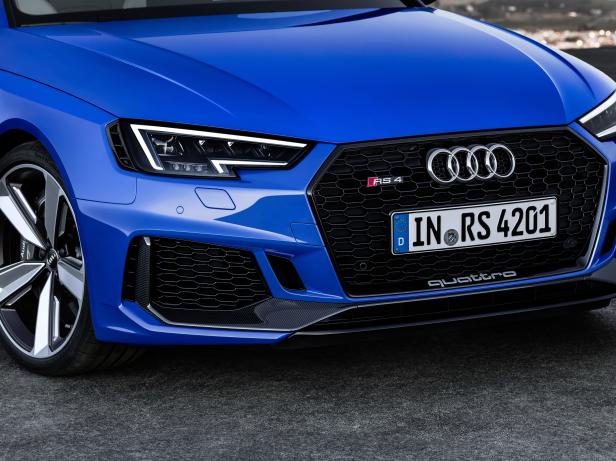Nahaufnahme der Frontpartie eines blauen Audi RS 4.