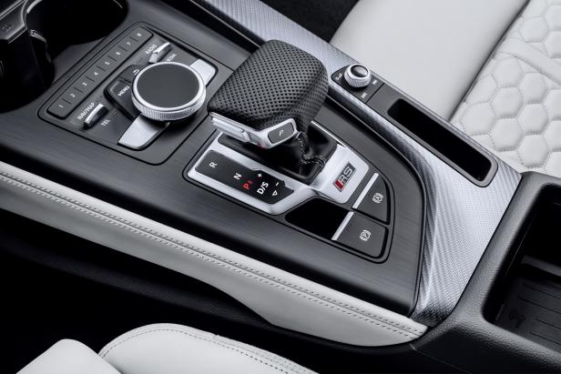 Detailaufnahme der Mittelkonsole eines Audi RS mit Automatik-Wählhebel.