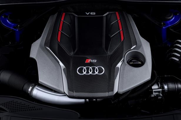 Ein V6-Motor eines Audi RS Modells mit Kohlefaser-Akzenten.