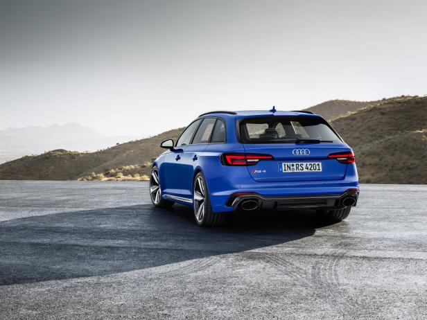 Ein blauer Audi RS 4 Avant steht auf einer asphaltierten Fläche.