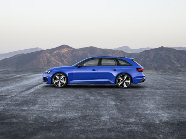 Ein blauer Audi RS4 Avant vor einer Bergkulisse.