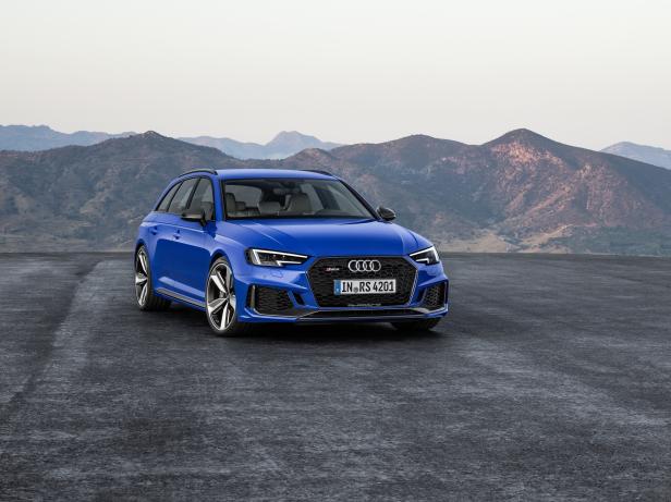 Ein blauer Audi RS 4 Avant vor einer Bergkulisse.