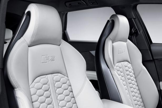 Nahaufnahme der weißen Ledersitze eines Audi RS Modells.