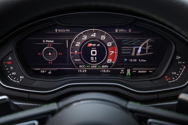 Das digitale Cockpit eines Audi RS 4 zeigt verschiedene Fahrinformationen.