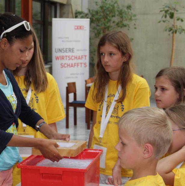 Kinder nehmen an einem Workshop zur Papierherstellung teil.
