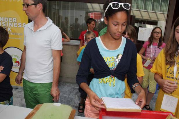 Ein junges Mädchen stellt Papier in einem Workshop her.