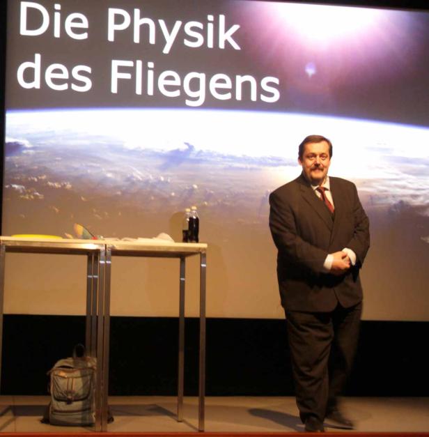 Ein Mann hält einen Vortrag über „Die Physik des Fliegens“.