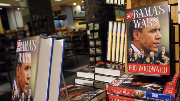 Mehrere Exemplare von Bob Woodwards Buch „Obama's Wars“ liegen in einem Buchladen.